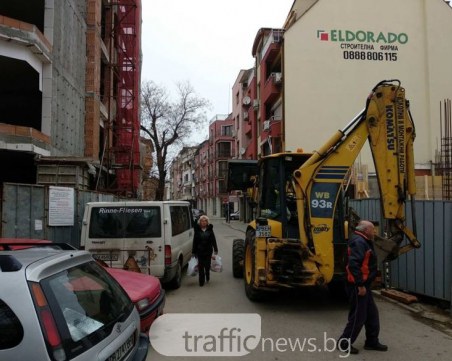 Загадка в Кършияка: На кой точно тротоар да премине пешеходецът? СНИМКИ