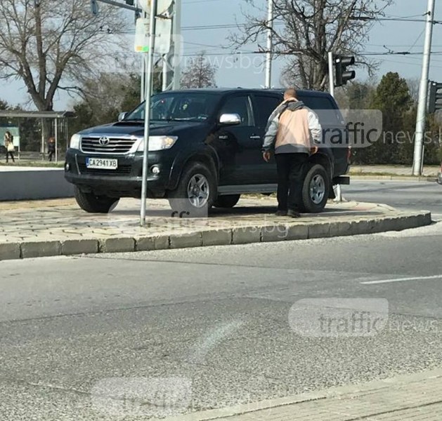 Джип кацна на тротоар до Централни гробища на метри от огромен паркинг СНИМКИ