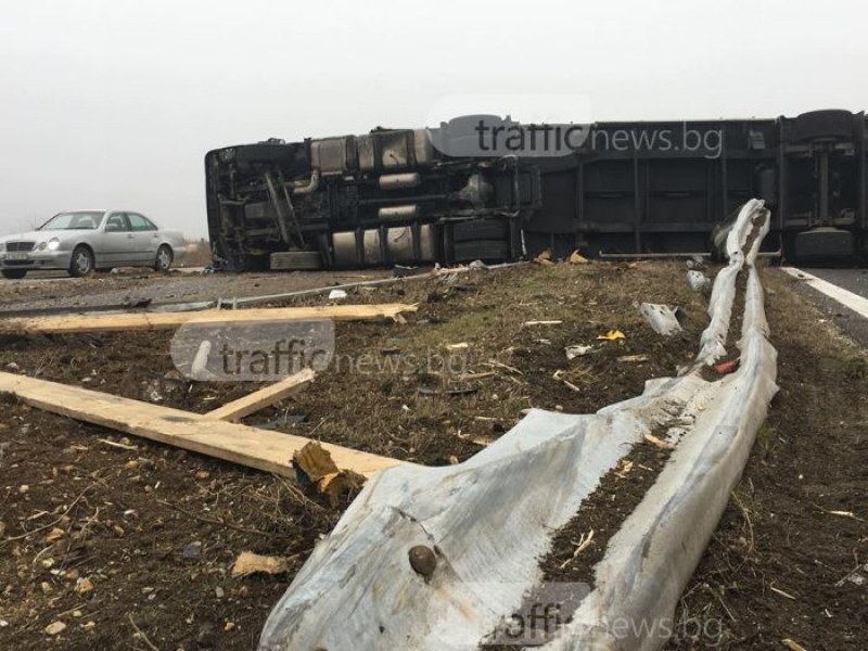 Камион се обърна на магистралата край Пловдив, ограничиха движението и в двете посоки СНИМКИ