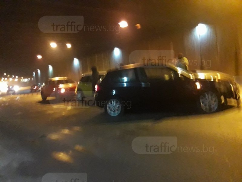Катастрофа в Пловдив! Три автомобила се помляха в подлеза на Гладстон  СНИМКИ