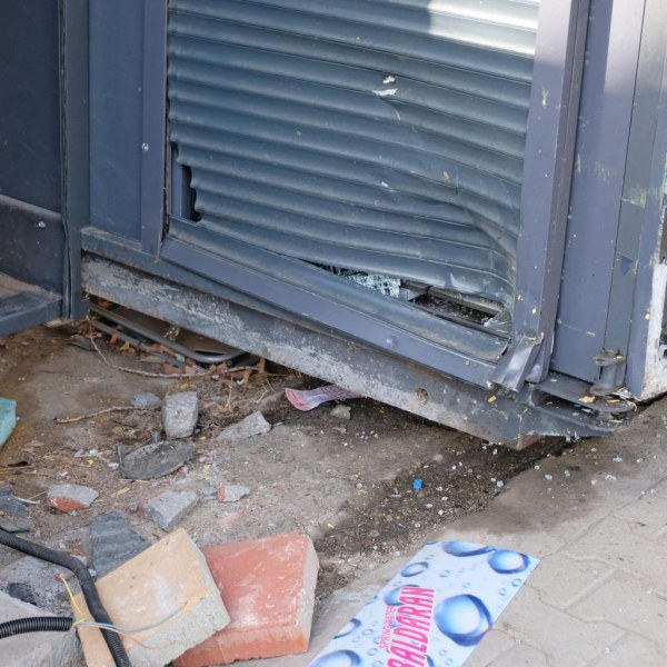 Кола се заби в “Лафка“ до автобусната спирка СНИМКИ