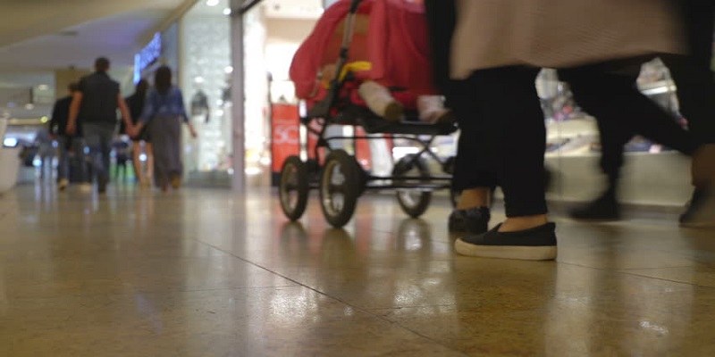 Кражба от мола в Пловдив! Деца с количка и бебе напълниха памперса с парфюми