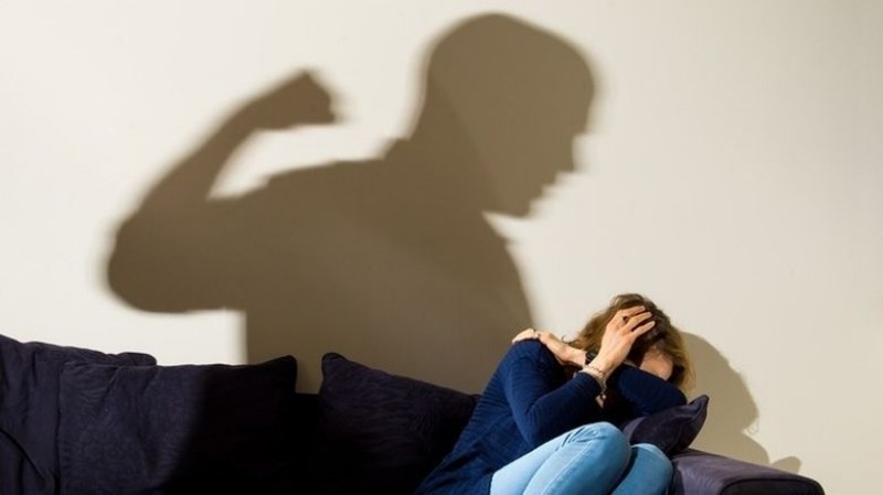 Родители плащат на зетя, за да не бие дъщеря им