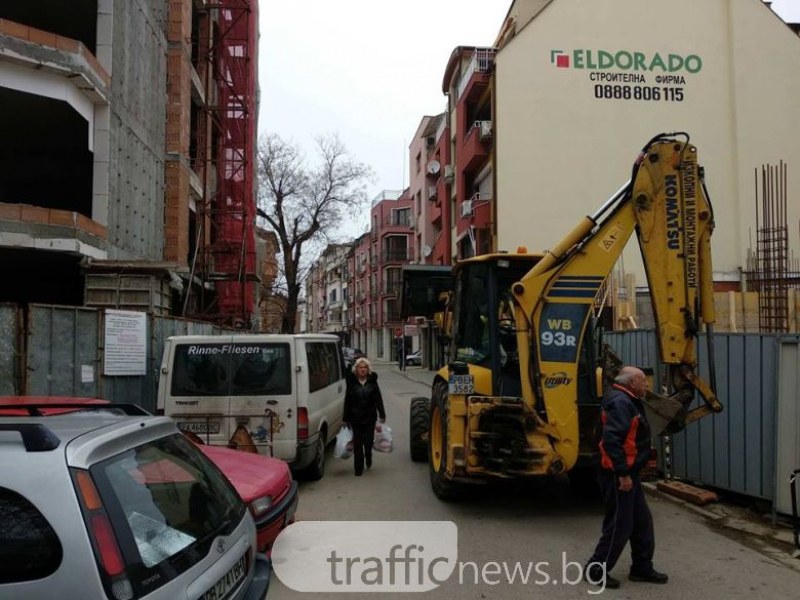 Загадка в Кършияка: На кой точно тротоар да премине пешеходецът? СНИМКИ