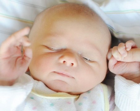 Чудо! Роди се 350-грамово бебе в отлично здраве СНИМКА