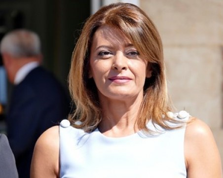 Летяла ли е съпругата на президента Десислава Радева с черен мерцедес? НСО отрича