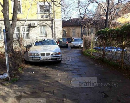 Пловдивчанка не успя да отиде на работа заради БМВ, сама мести ограда, за да премине СНИМКА