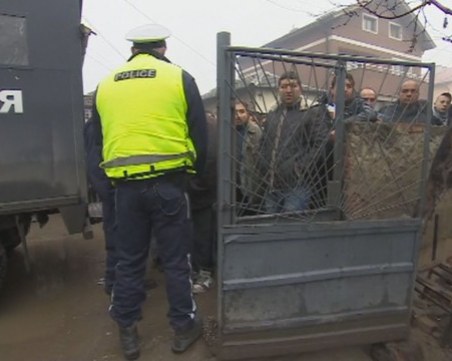 Полицаи нахлуха в ромска махала, претърсват къщи