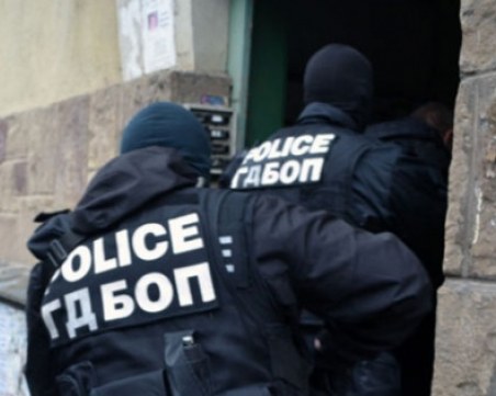 Полицаи претърсват жилища и магазини в Пазарджик, Пещера и региона