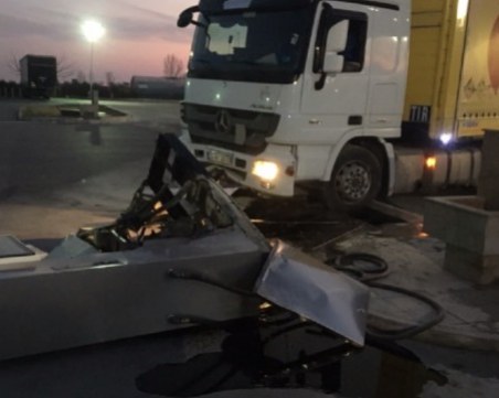 Постоянен арест за тираджията, който се блъсна в бензиностанция и предложи подкуп на полицаите