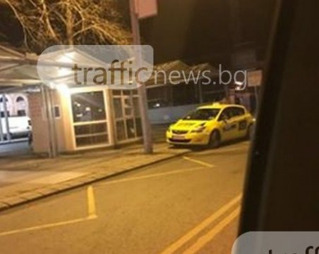 Такси налази спирка и тротоар наведнъж СНИМКА