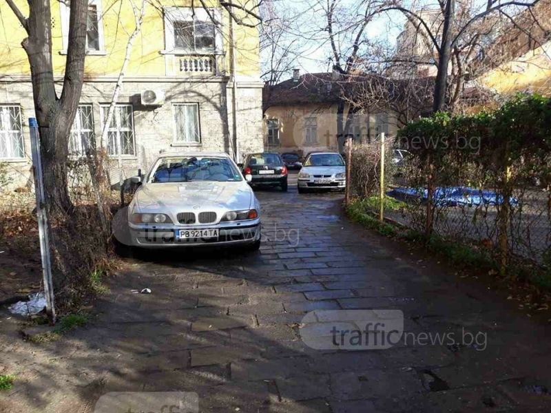 Пловдивчанка не успя да отиде на работа заради БМВ, сама мести ограда, за да премине СНИМКА