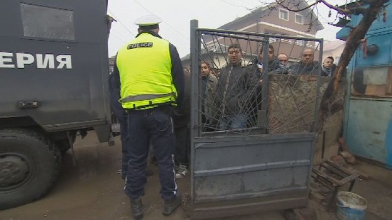 Полицаи нахлуха в ромска махала, претърсват къщи