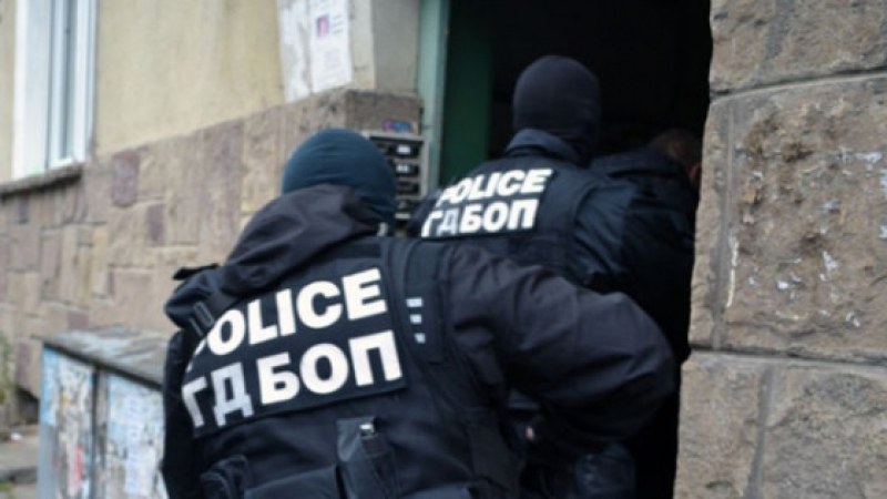 Полицаи претърсват жилища и магазини в Пазарджик, Пещера и региона