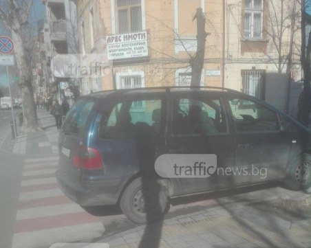 Ето така НЕ се спира! Пловдивчанин се приземи върху пешеходна пътека СНИМКА
