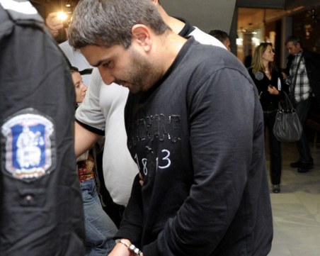 Любов? Полицай изпразни цял пълнител в тялото на момиче, блокирало профила му