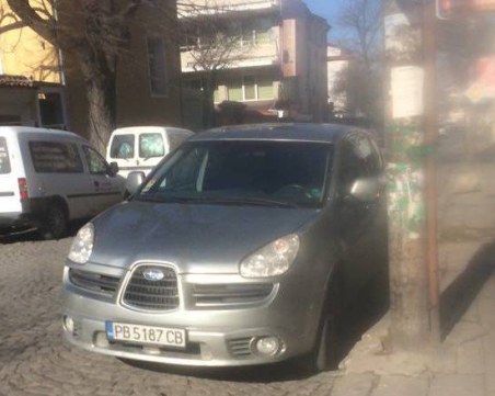 Отново абсурдно паркиране в Пловдив, полицията подминавала наглеца