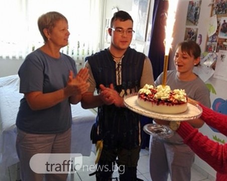 Петьо от Пловдив посрещна 18-ия си рожден ден с надежда и усмивка след операцията ВИДЕО