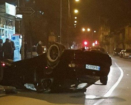 Пловдивска кола по таван, вадят шофьора от смачканото купе