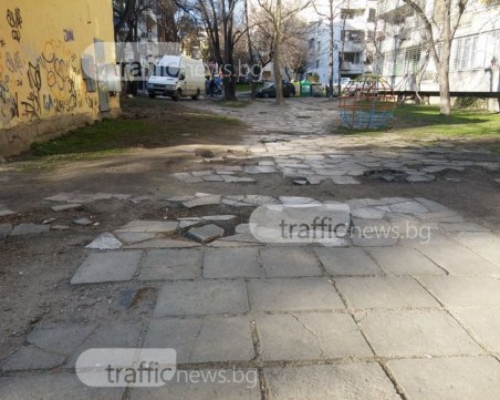 Пловдивски майки трошат количките си на детска площадка, обещаха им нова СНИМКИ