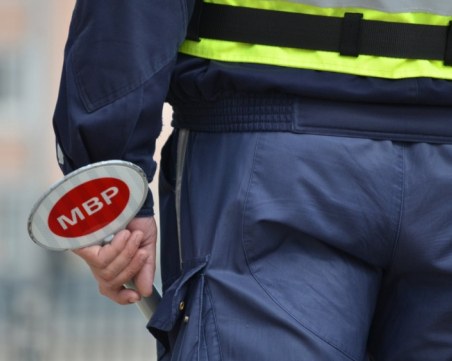 Шофьор хвърли на двама полицаи 50 лева, а те му щракнаха белезници