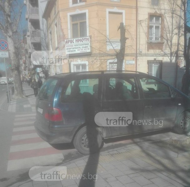 Ето така НЕ се спира! Пловдивчанин се приземи върху пешеходна пътека СНИМКА