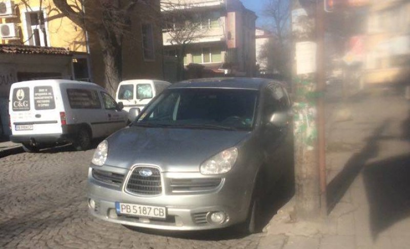 Отново абсурдно паркиране в Пловдив, полицията подминавала наглеца