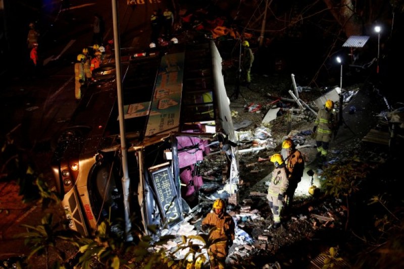 19 жертви на тежка автобусна катастрофа, десетки са ранени