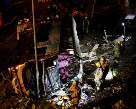 19 жертви на тежка автобусна катастрофа, десетки са ранени