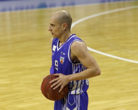 Груев дебютира за Академик Бултекс 99 днес, пускат ВИП билети