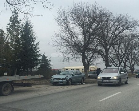 Кола се обърна в дерето край Околовръстното на Пловдив СНИМКИ