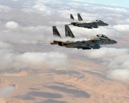 Конфликтът се разраства! Израел нанесе нови удари в Сирия, ПВО свалиха техни изтребители