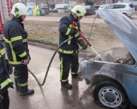 Москвич пламна в движение, пожарникари се борят с пламъците СНИМКИ