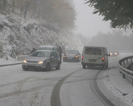 Вятър, сняг и студ! Инструкции какво да правим при лошо време