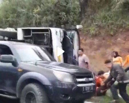 27 жертви след сблъсък на автобус с мотоциклет ВИДЕО