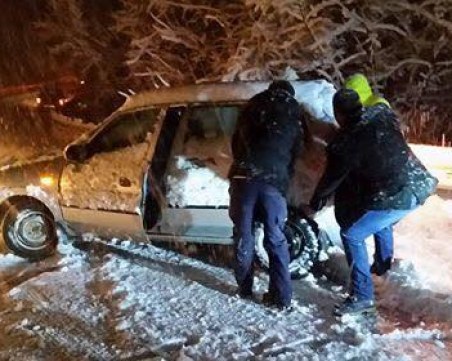 Автомобили пропадат в снега и остават блокирани на проход “Превала“