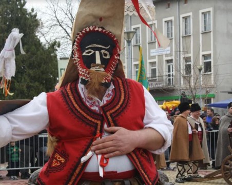 Над 2000 кукери разтресоха Раковски СНИМКИ