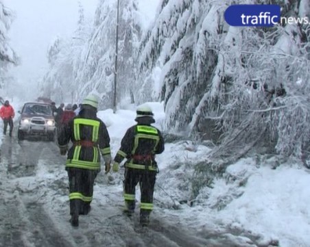 Нова опасност се появи за шофьорите в Смолянско заради обилния сняг ВИДЕО