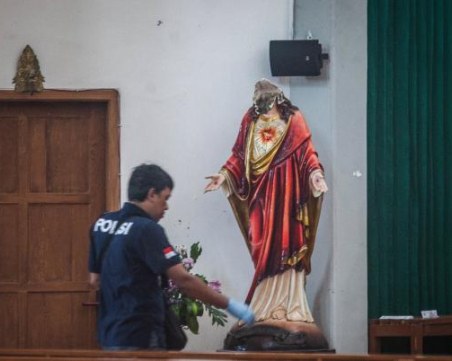 Светотатство: Мъж с меч нападна църква и обезглави Христос и Дева Мария