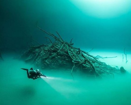 Уникално: Учени откриха езеро под море