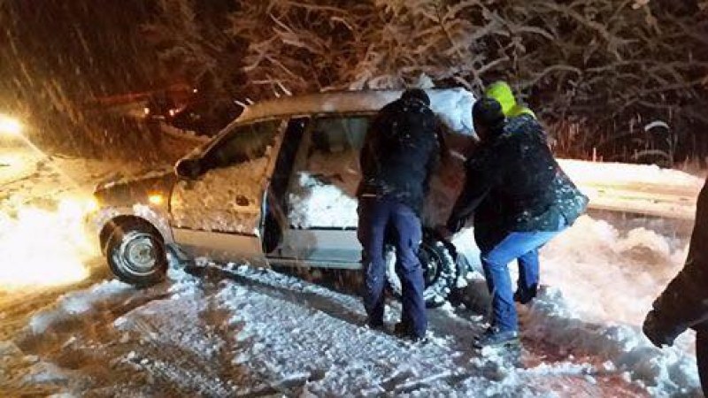 Автомобили пропадат в снега и остават блокирани на проход “Превала“