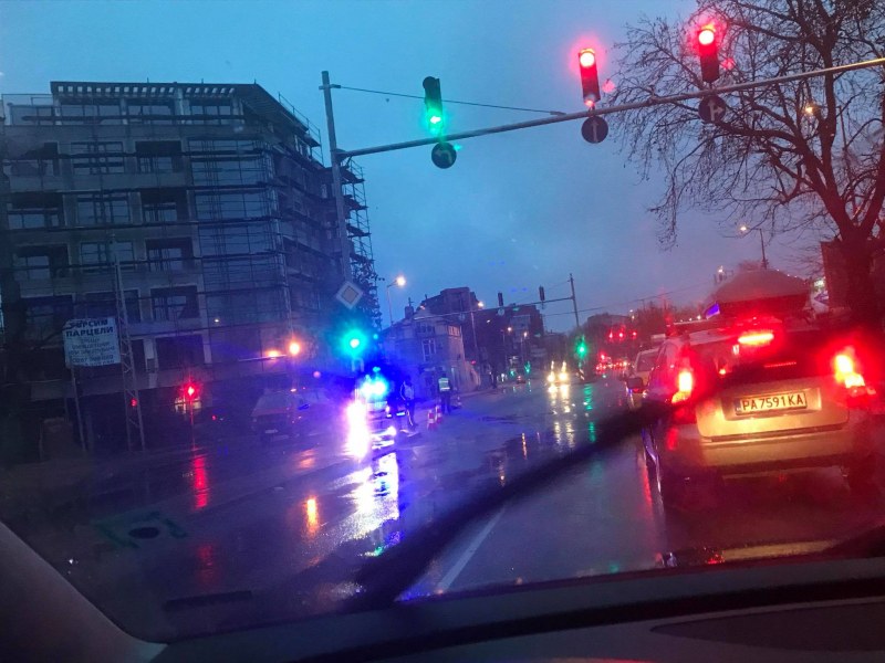 Блъснаха пешеходец в центъра на Пловдив СНИМКА