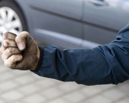 27-годишен пиян мъж се развилня пред дискотека, скочи и на полицаи