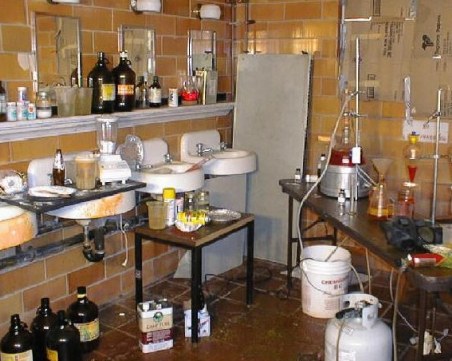 Удар на Криминална! Разбиха нарколаборатория за пико в Пазарджик