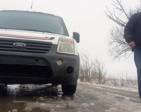 Инкасо автомобил аварира заради лед, полицаи го пазят