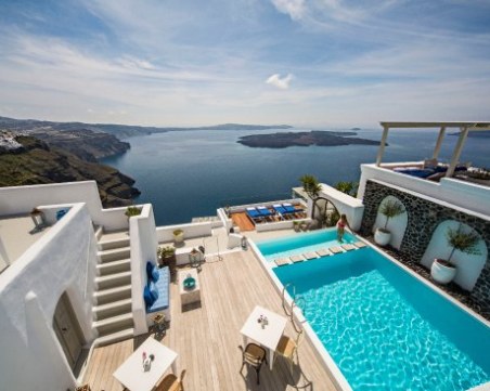 Жена плати 3 бона за почвка в Гърция, остана с пръст в уста