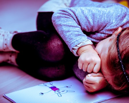 Кошмарът няма край! Възпитателка нарича дете “смрад“! Скубе го, удря го и го рита по главата ВИДЕО