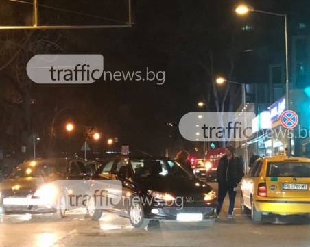Такси и пежо се удариха в Пловдив! Зарязаха колите си в основната лента, за да се разправят СНИМКИ