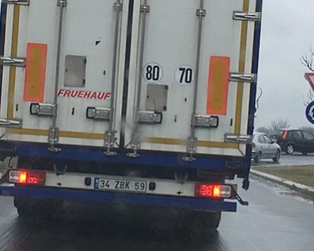 Турски тираджия кара като луд в Пловдив, тръгна да блъска кола пълна с хора СНИМКА