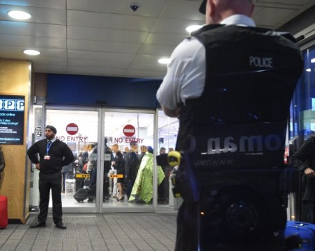 Затвориха летище в Лондон заради намерена бомба